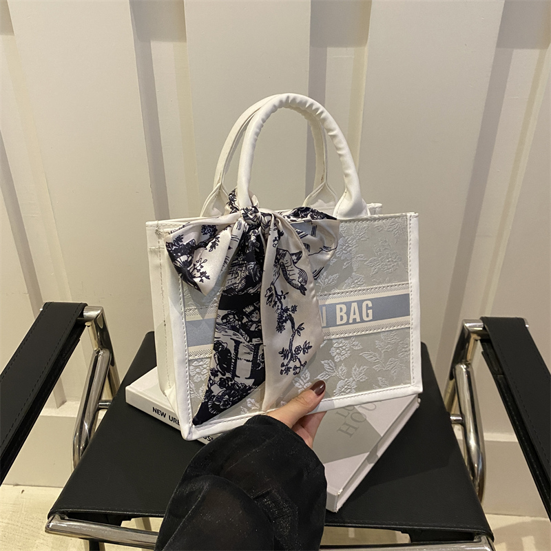 Chic Embroidered Handbag Silk  - Luxury Bags Dior recensione e prezzo