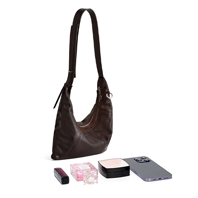 Custom Initials Leather Half M - Luxury Bags Of 2026 recensione e prezzo