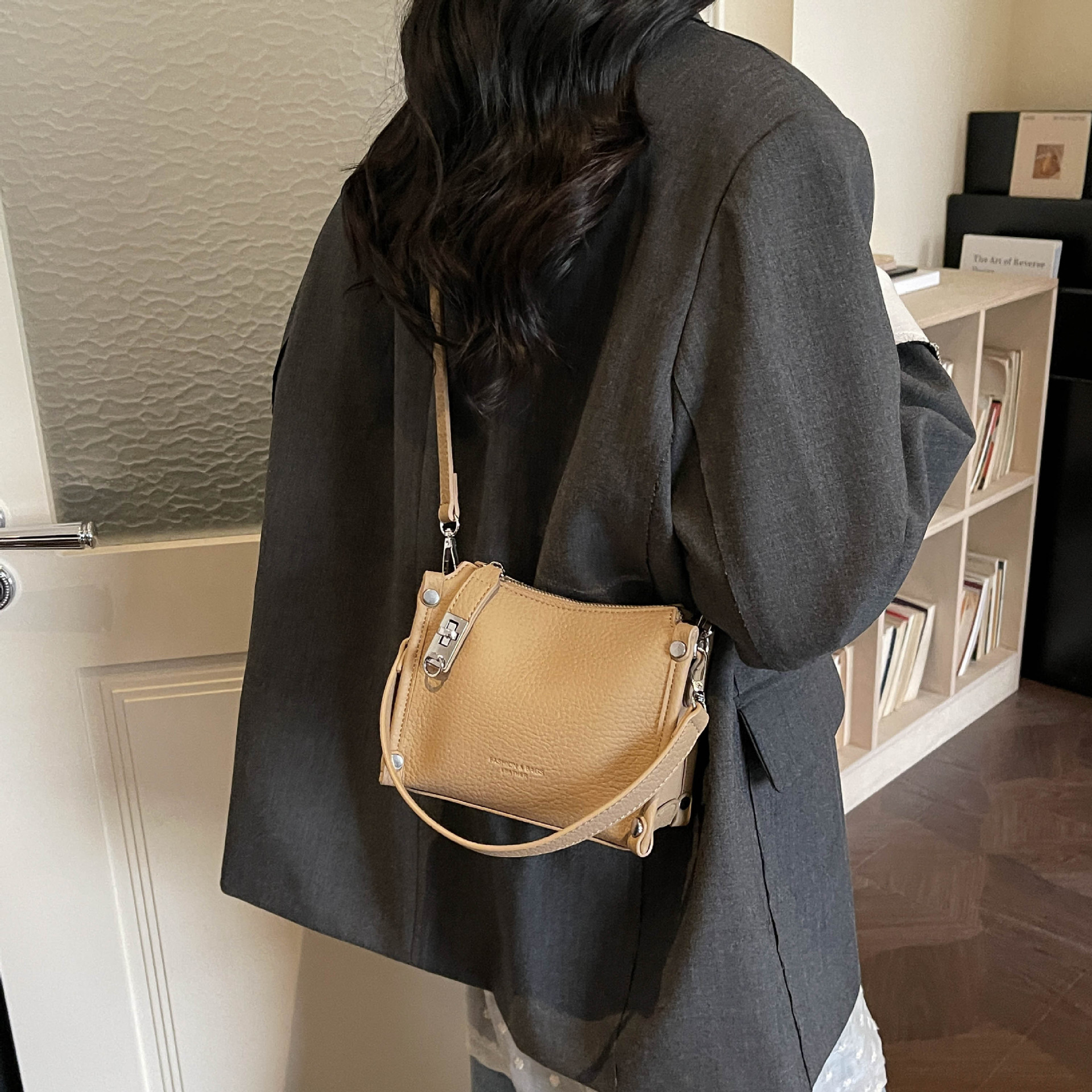 Women’s Pebble Grain Box Bag – - Luxury Bags News recensione e prezzo