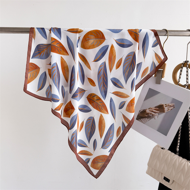 Luxury Brand Print 70cm Square - Luxury Bags Trending recensione e prezzo