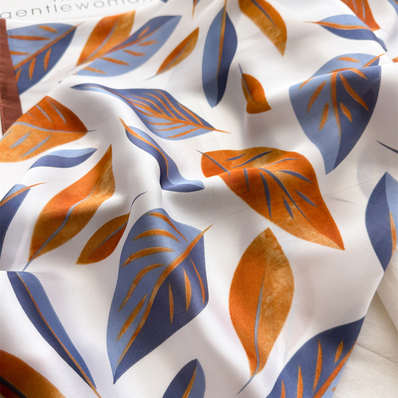 Luxury Brand Print 70cm Square - Luxury Bags Trending recensione e prezzo